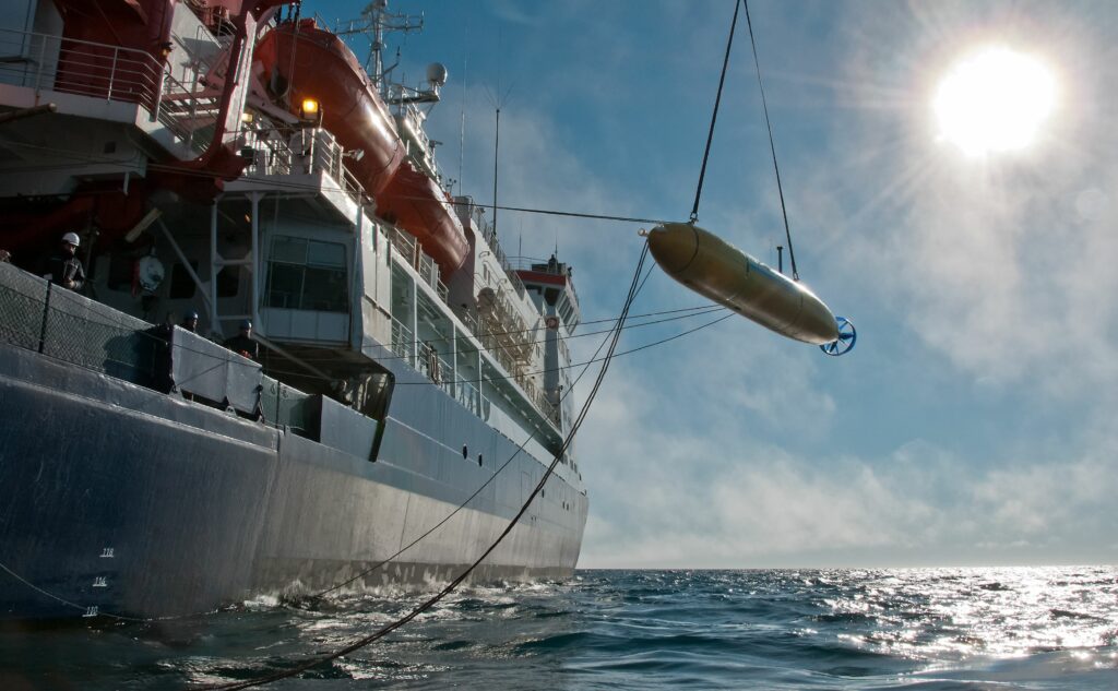 AUV wird vom Schiff ins Wasser gelassen