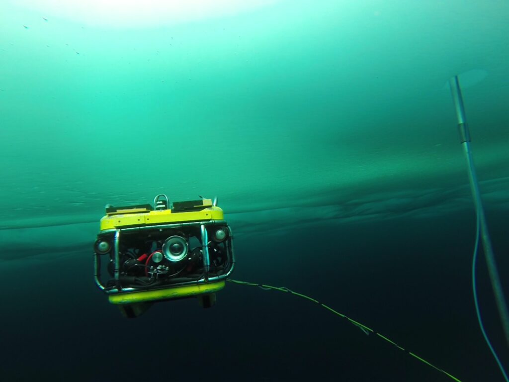 Aufnahme eines Remotely Operated Vehicles unter arktischem Meereis