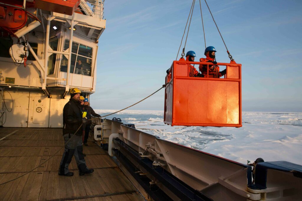 Julia Regnery and Marcel Nicolaus have left the Polarstern for a short time to deploy a measurement buoy.