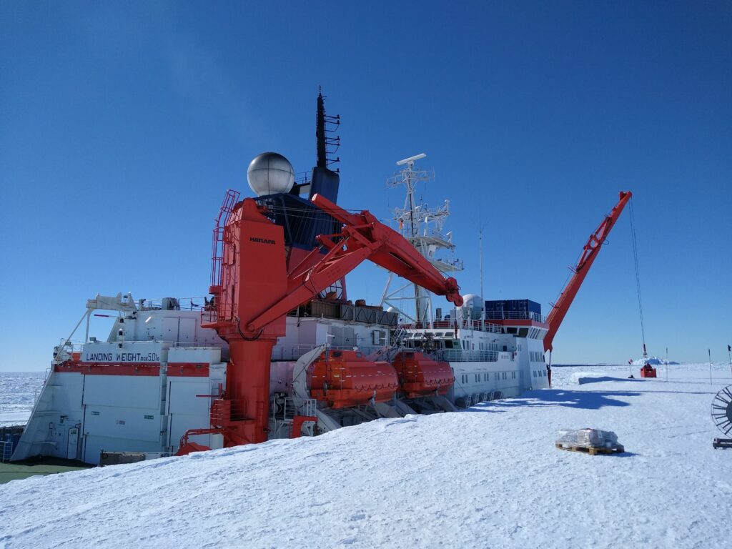 Polarstern arrived at Ekström Ice Shelf in Antarctica and supplies for Neumayer Station are being unloaded.