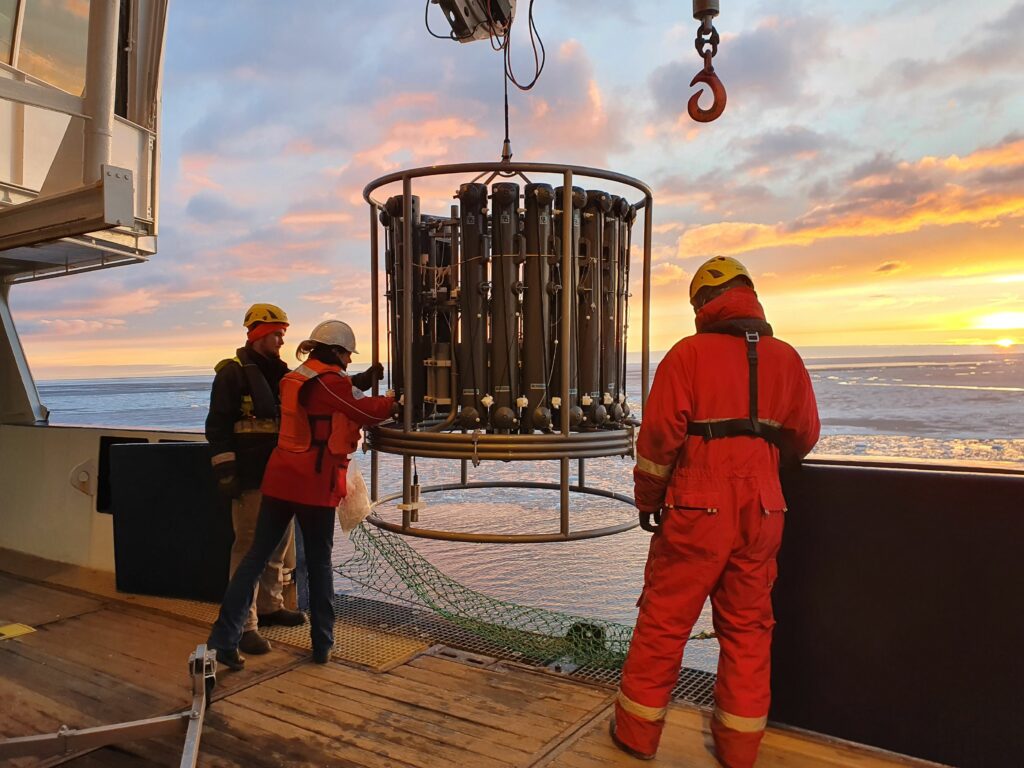 Use of the Ultra-Clean CTD with Kranzwassererschöpfer on board the research vessel Polarstern. The device prevents water samples from reacting with or being contaminated by metallic substances and is used, for example, when examining trace metals such as iron.