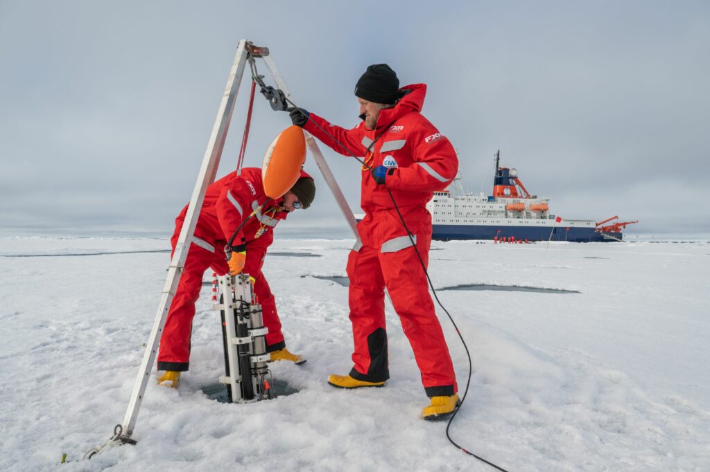 Während der Eisarbeiten an der ersten Eisstation er ArcWatch-1-Expedition haben drei der vier wissenschaftlichen Teams - Meereisphysik, Physikalische und Chemische Ozeanographie, Biologische Ozeanographie und Meereisbiologie - ihre Instrumente für Messungen eingesetzt: Zum Abschluss der Station bergen Mario Hoppmann und Daniel Scholtz vom Team Physikalische und Chemische Ozeanographie ein Instrument namens "Suna", das Stickstoff im Wasser an der Eisstation misst.