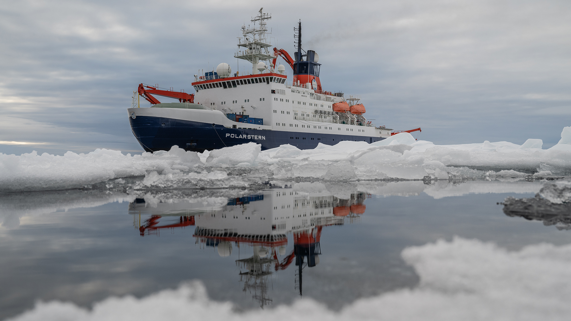 Polarstern im Eis. Schiff spiegelt sich im offenem Wasser