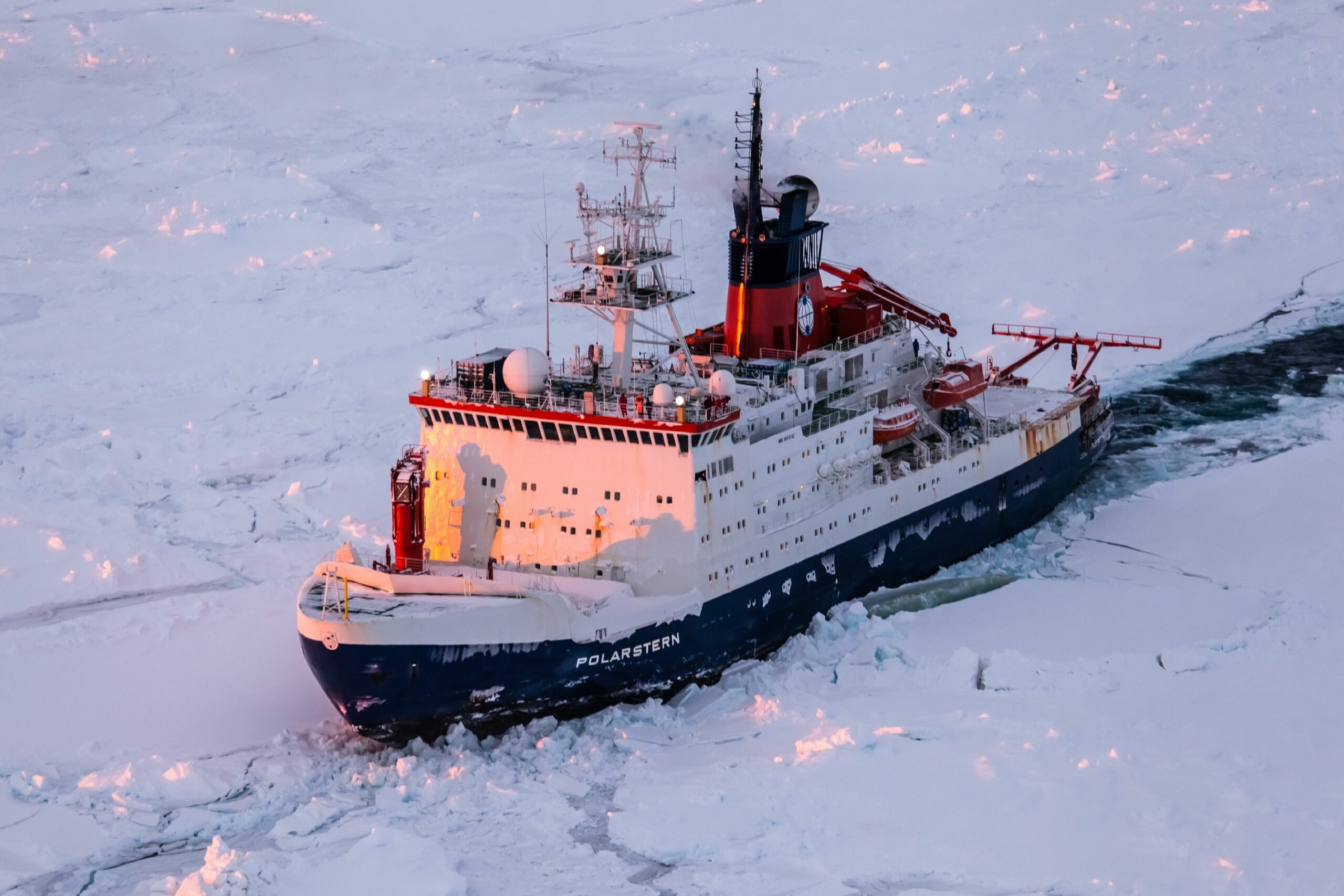 Polarstern im Eis. Aufnahme aus der Luft.